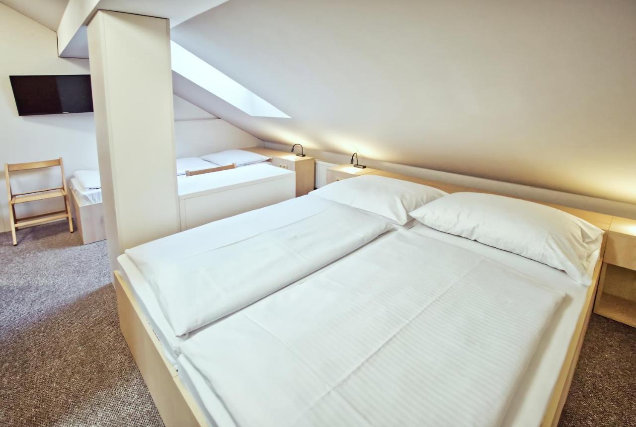 Restaurace A Penzion Praha Dolní Dunajovice Εξωτερικό φωτογραφία