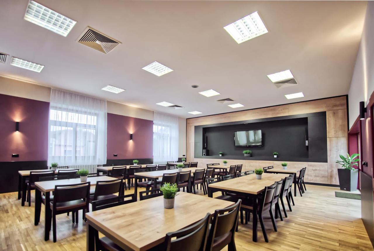 Restaurace A Penzion Praha Dolní Dunajovice Εξωτερικό φωτογραφία