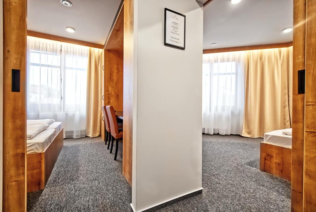 Restaurace A Penzion Praha Dolní Dunajovice Εξωτερικό φωτογραφία