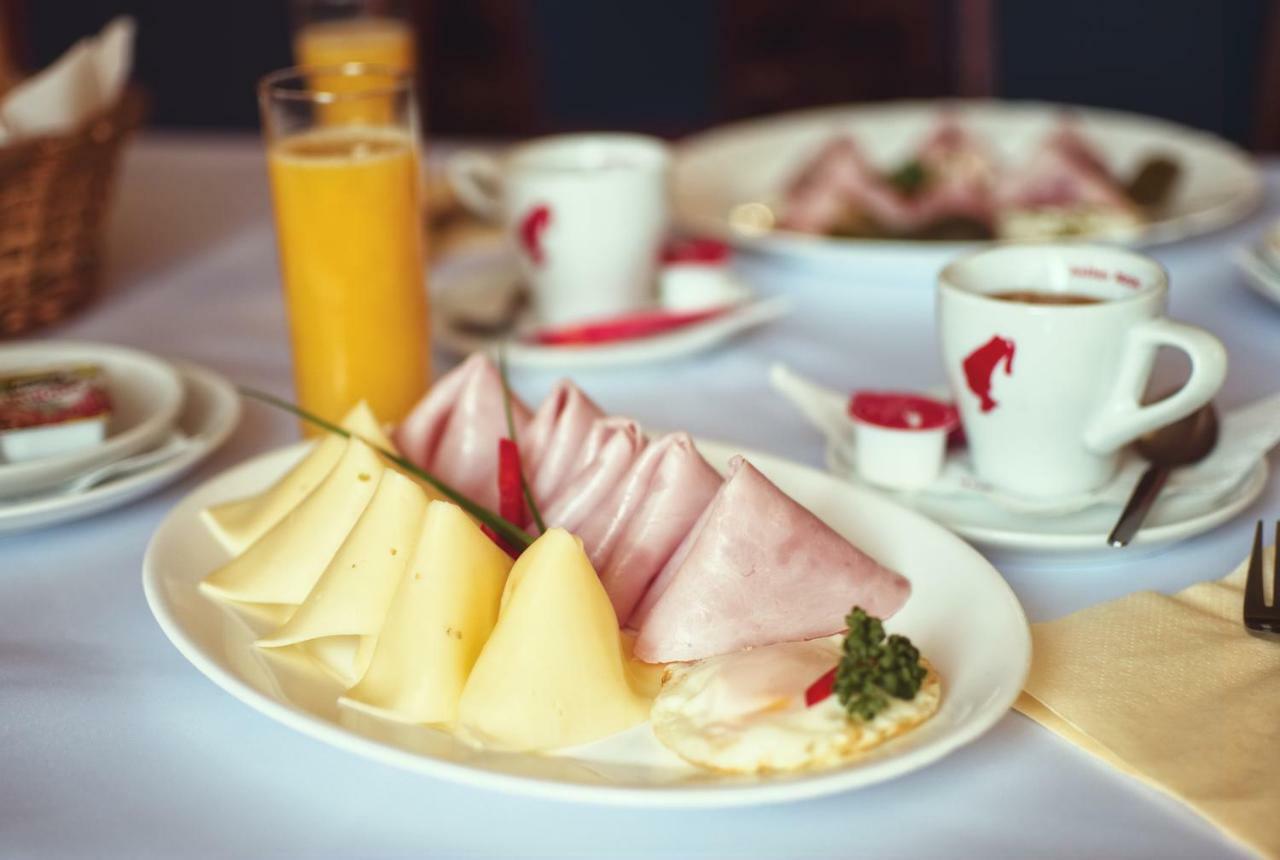 Restaurace A Penzion Praha Dolní Dunajovice Εξωτερικό φωτογραφία